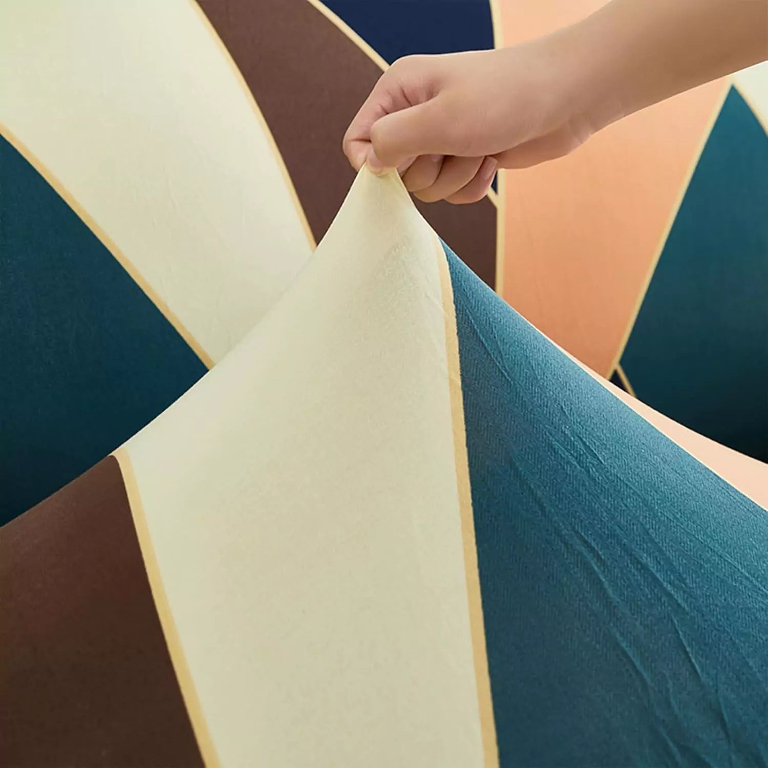 Capa Decorativa de Sofá com Saia Moderna Ajustável Universal - Geometria Vibrante lar da ana