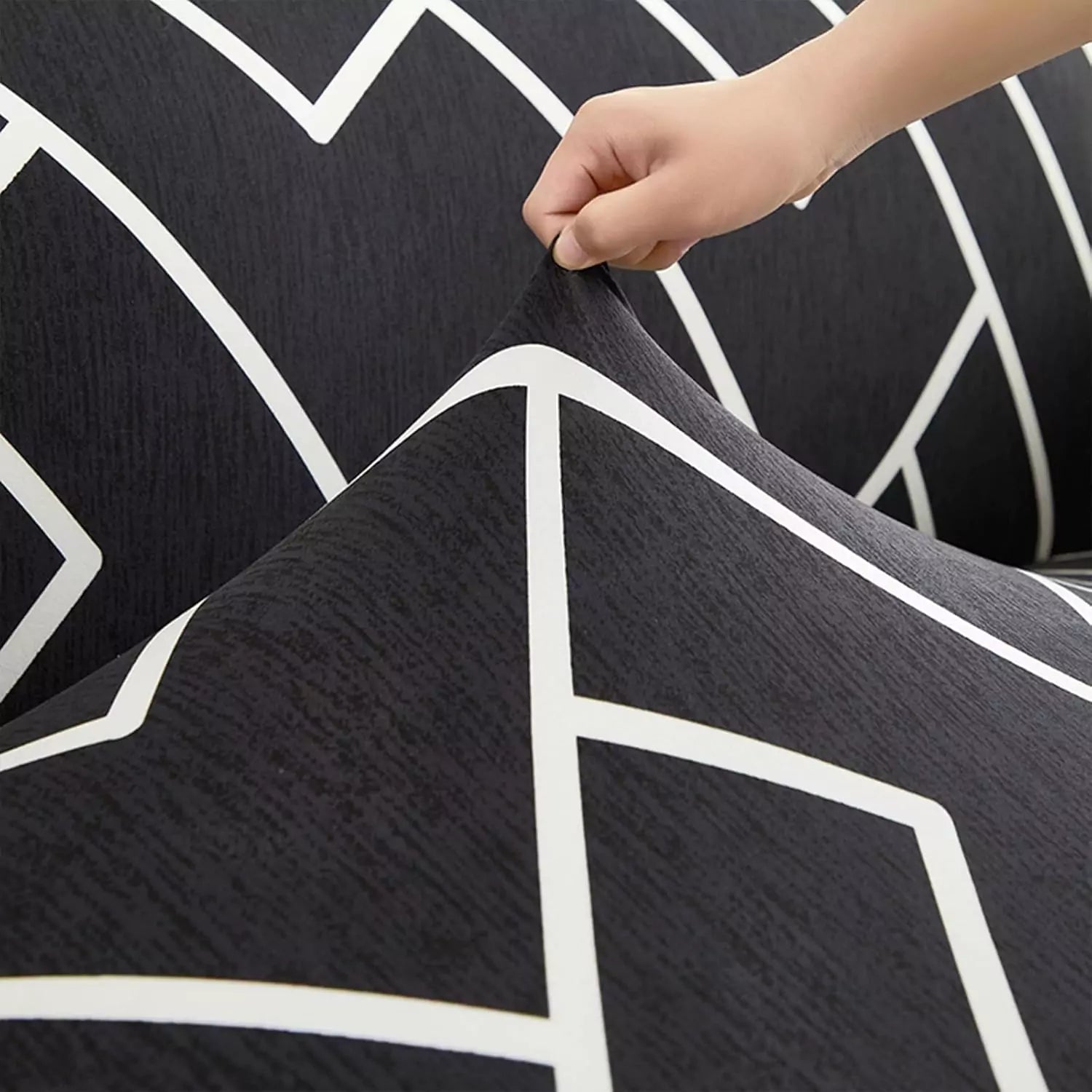 Capa Decorativa de Sofá com Saia Moderna Ajustável Universal - Labirinto Preto lar da ana