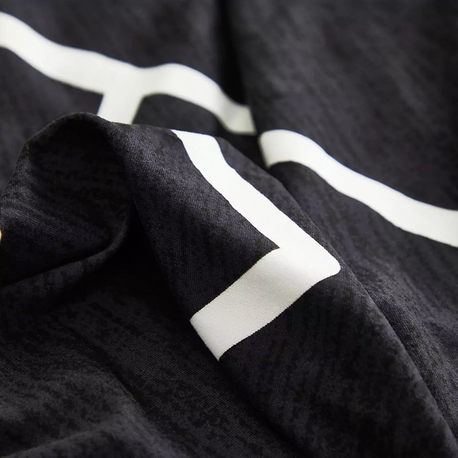 Capa Decorativa de Sofá com Saia Moderna Ajustável Universal - Labirinto Preto lar da ana