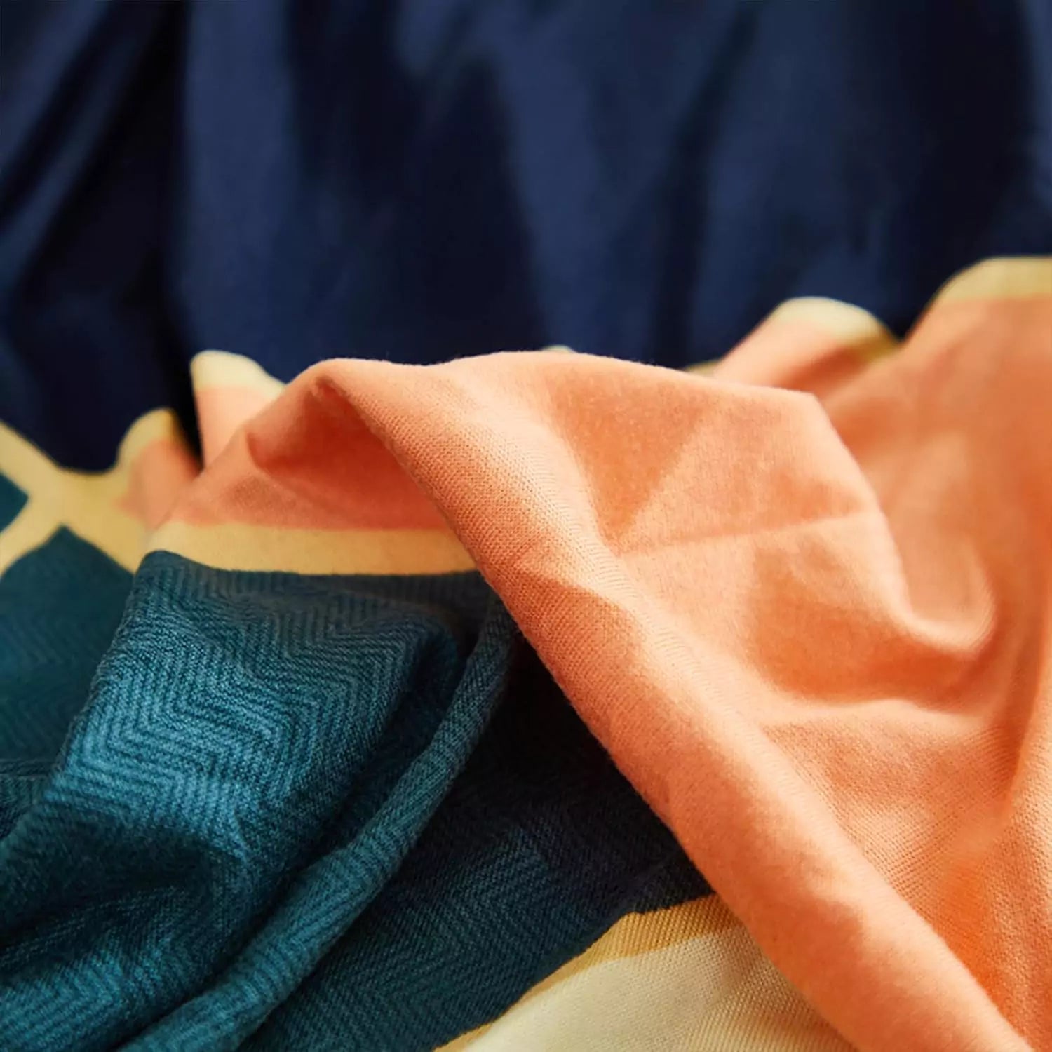 Capa Decorativa de Sofá com Saia Moderna Ajustável Universal - Geometria Vibrante lar da ana